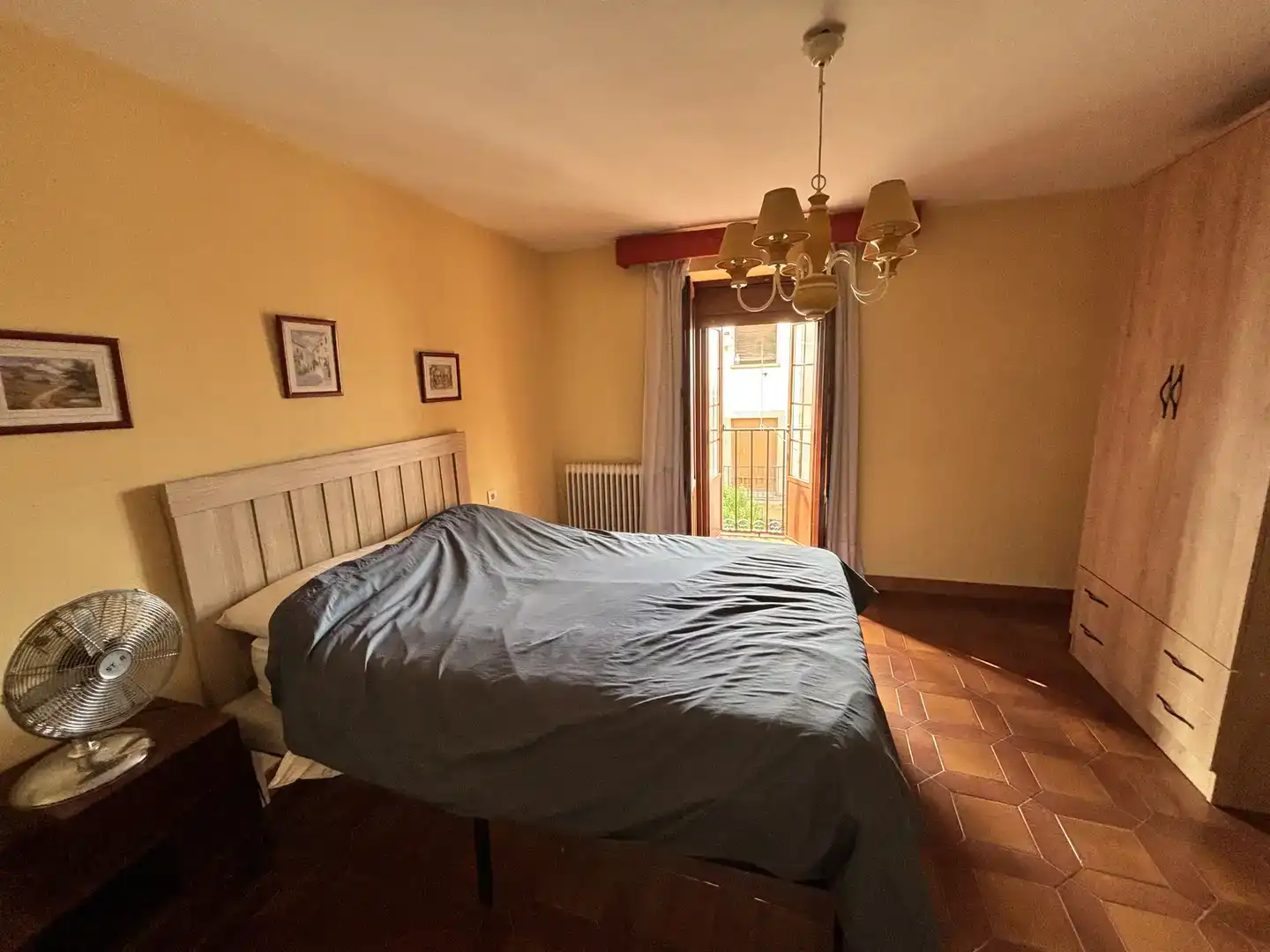Schlafzimmer von Wohnung zur Miete in Trujillo mit Klimaanlage, Parkett und Möbliert