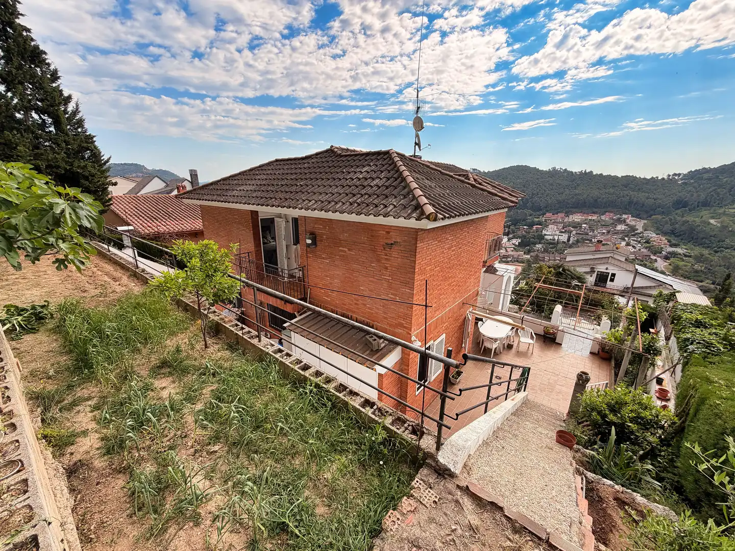 Vista exterior de Casa o xalet en venda en Vallirana amb Aire condicionat, Calefacció i Terrassa