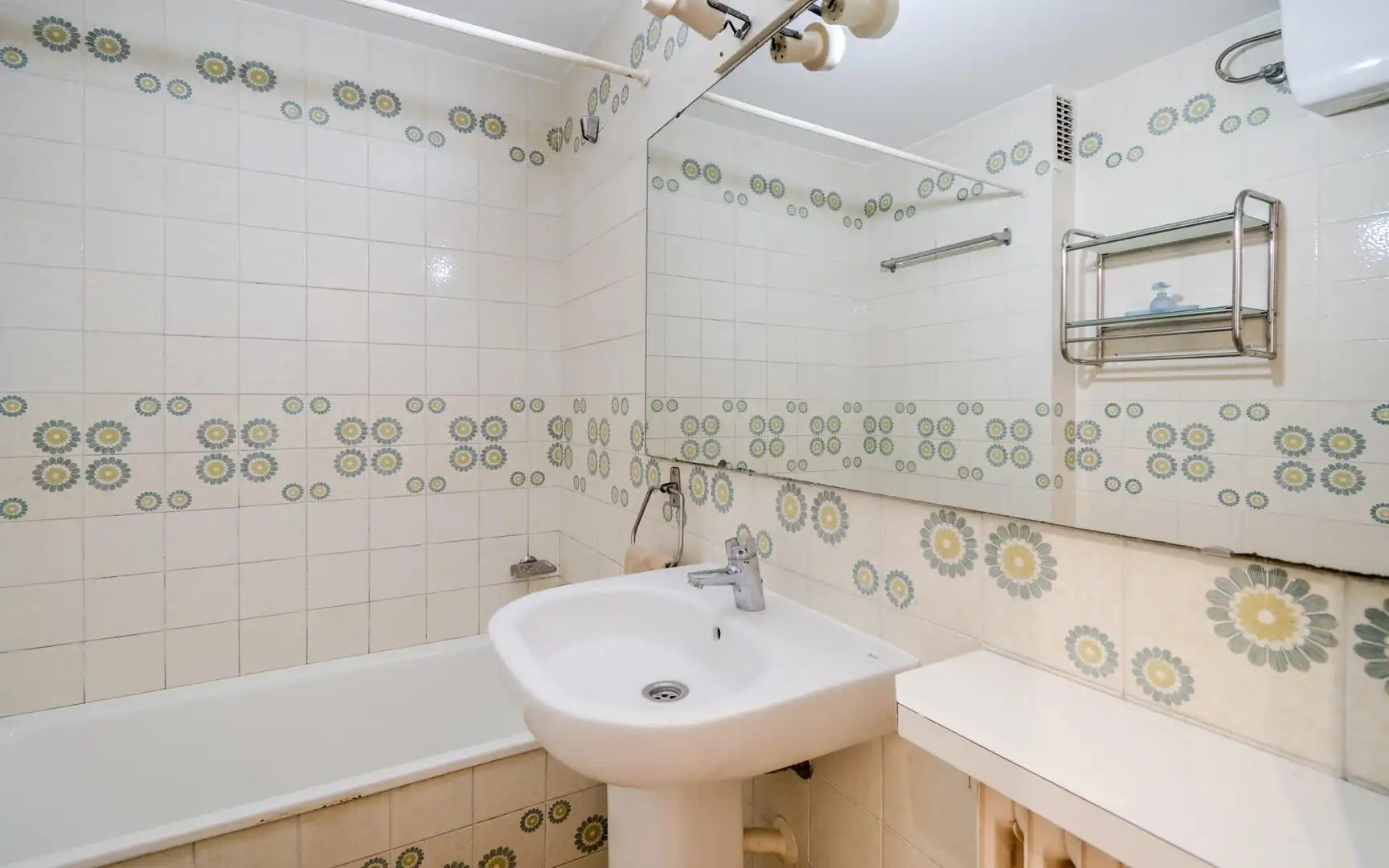 Bathroom of Flat for rent in Girona