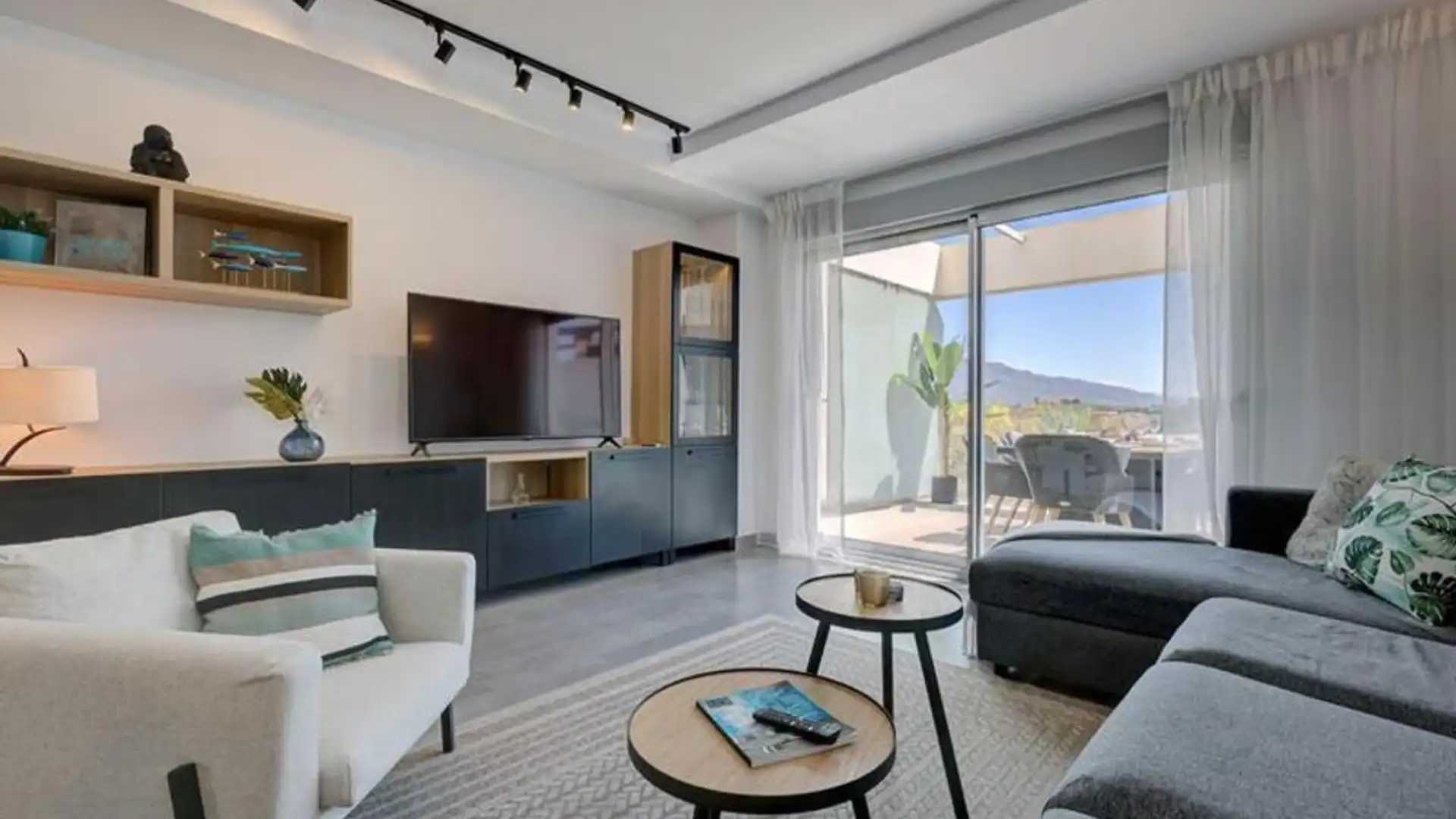 Sala de estar de Apartamento de alquiler en Estepona con Aire acondicionado, Terraza y Piscina