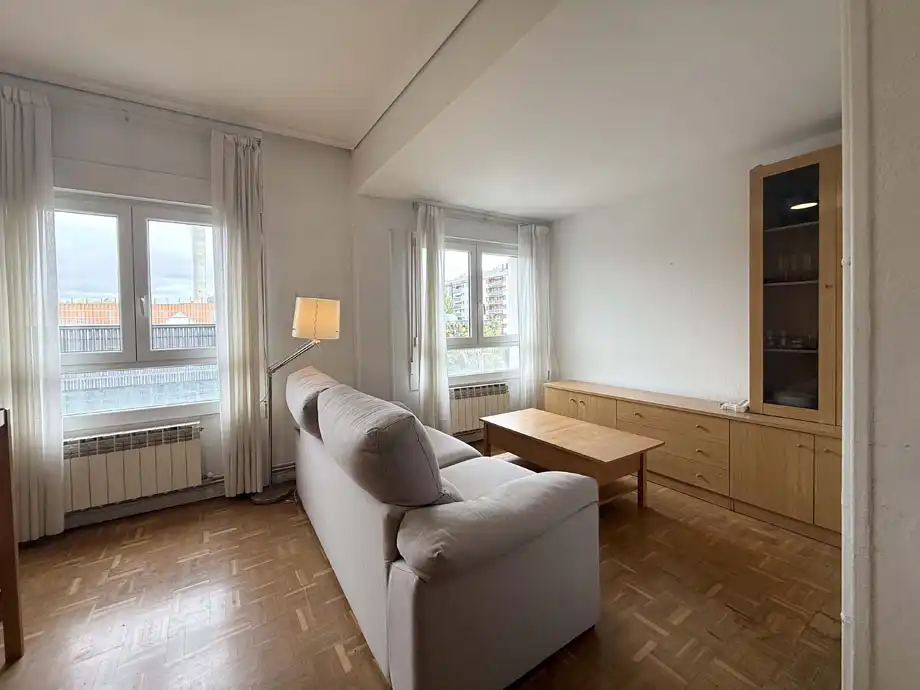 Sala d'estar de Pis en venda en Vitoria - Gasteiz amb Calefacció, Parquet i Moblat