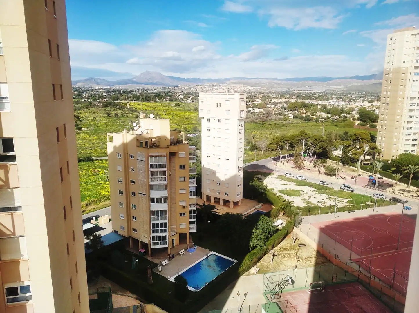 Vista exterior de Apartamento de alquiler en El Campello con Aire acondicionado, Calefacción y Parquet