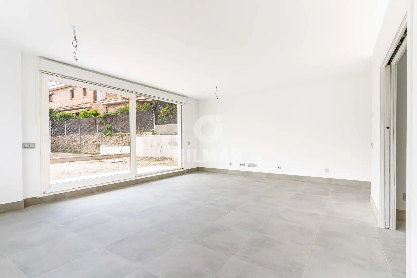 Sala d'estar de Casa adosada en venda en Torrelodones amb Calefacció, Jardí privat i Piscina
