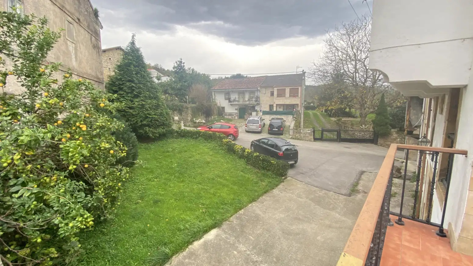 Außenansicht von Einfamilien-Reihenhaus zum Verkauf in Voto mit Heizung, Privatgarten und Terrasse