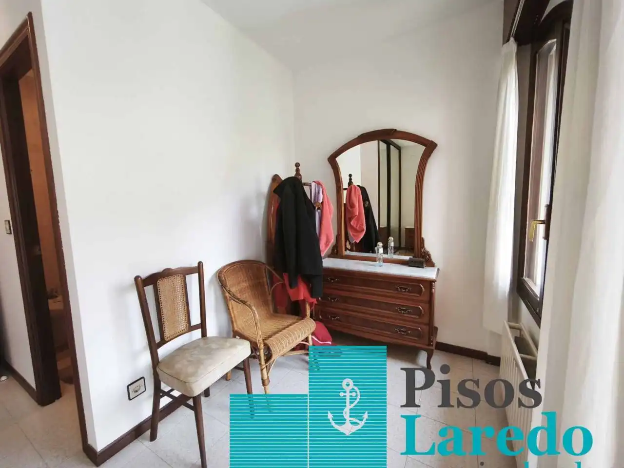 Dormitori de Casa adosada en venda en Laredo amb Calefacció, Jardí privat i Parquet