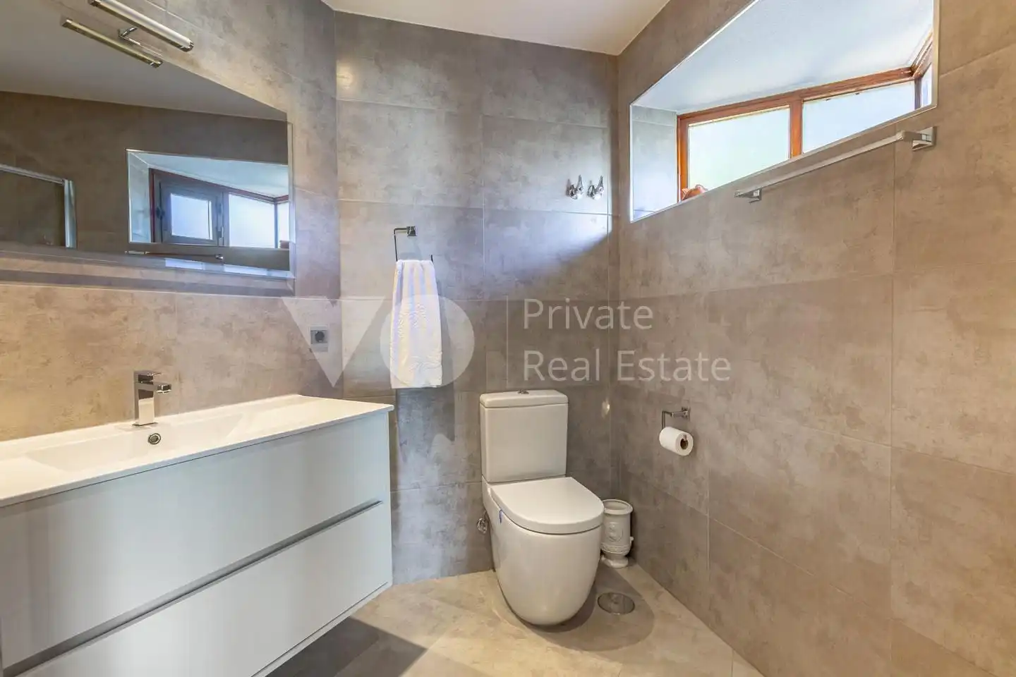 Baño de Casa adosada en venta en Madrid con Aire acondicionado, Calefacción y Jardín privado