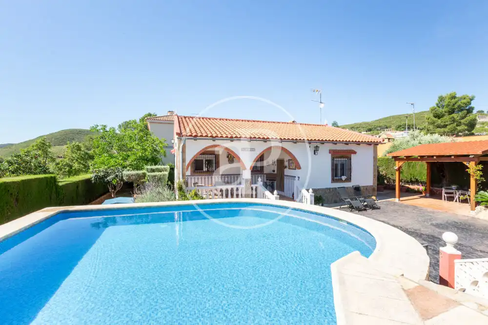 Vista exterior de Casa o chalet en venta en Montroi / Montroy con Aire acondicionado, Calefacción y Jardín privado