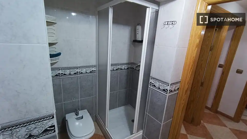 Bany de Apartament per a compartir en Fuente Vaqueros amb Aire condicionat, Terrassa i Moblat