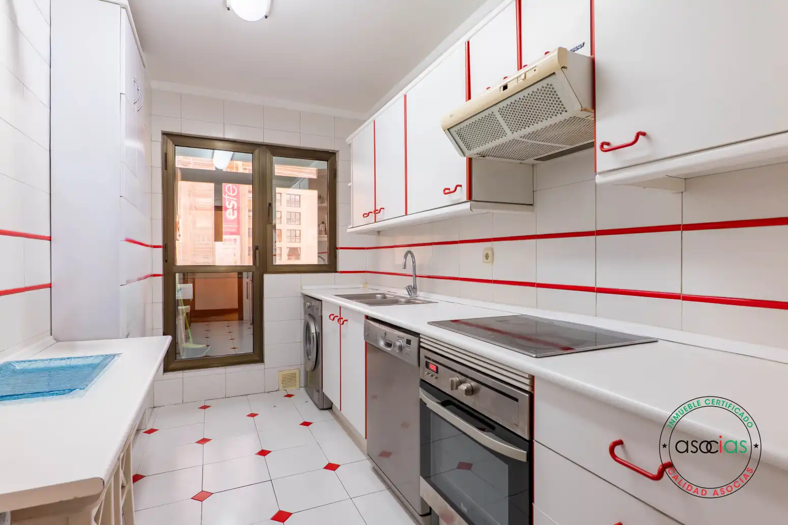 Cuina de Pis en venda en Oviedo  amb Calefacció, Parquet i Terrassa
