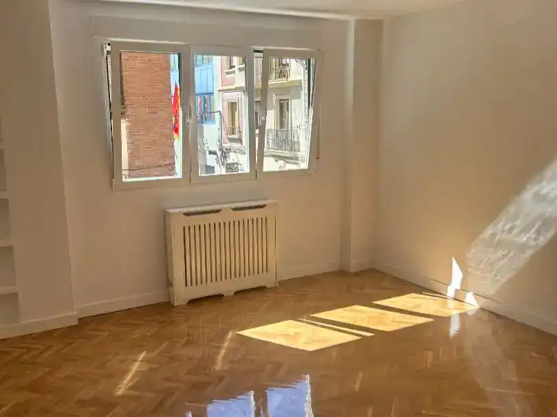 Schlafzimmer von Wohnung zur Miete in  Madrid Capital mit Klimaanlage und Balkon