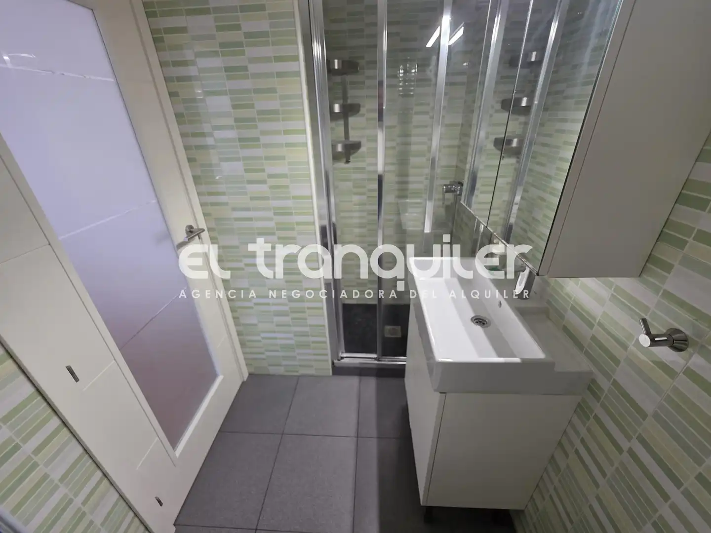 Bathroom of Study for rent in Madrid  with Air Conditioner, Parquet flooring and Washing machine
