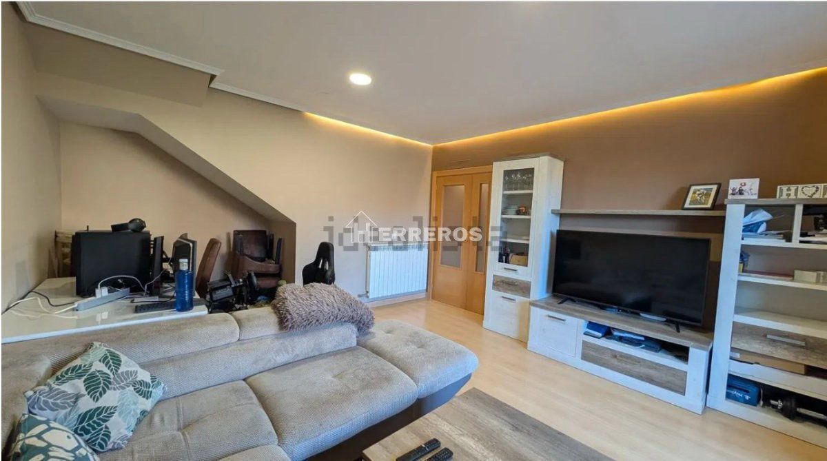 Sala de estar de Planta baja en venta en  Logroño con Calefacción, Parquet y Terraza