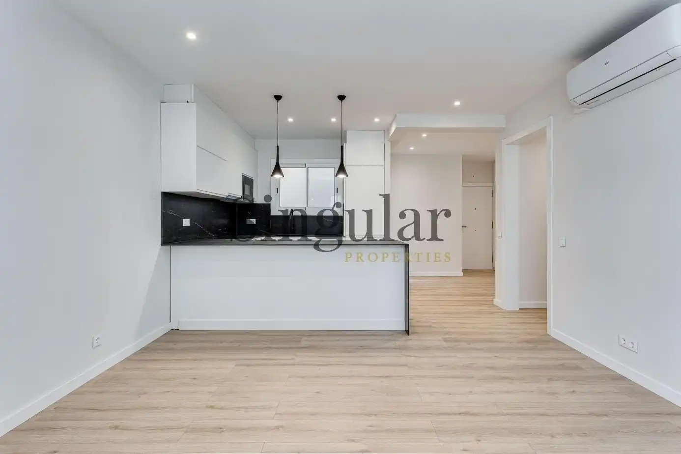 Bedroom of Flat for sale in Barcelona  with Air Conditioner, Heating and Parquet flooring