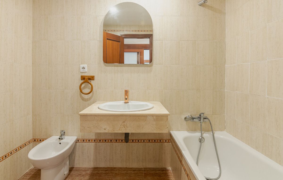 Bathroom of Flat for sale in Marbella  with Swimming Pool