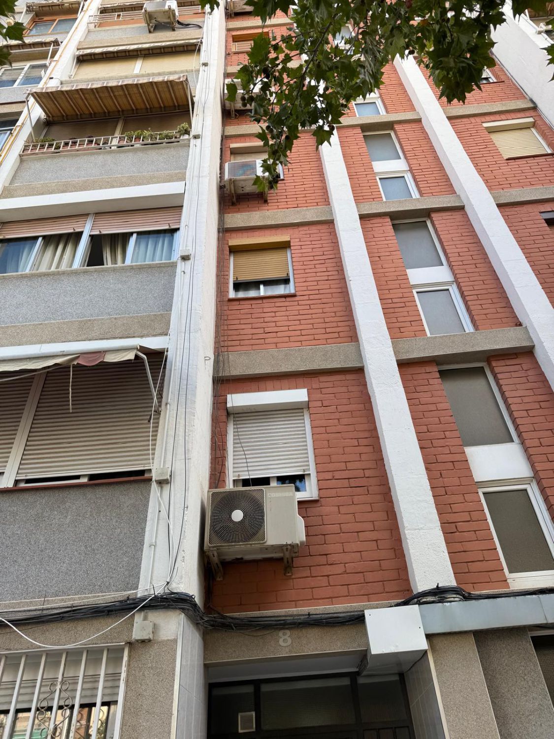 Vista exterior de Pis en venda en Cornellà de Llobregat