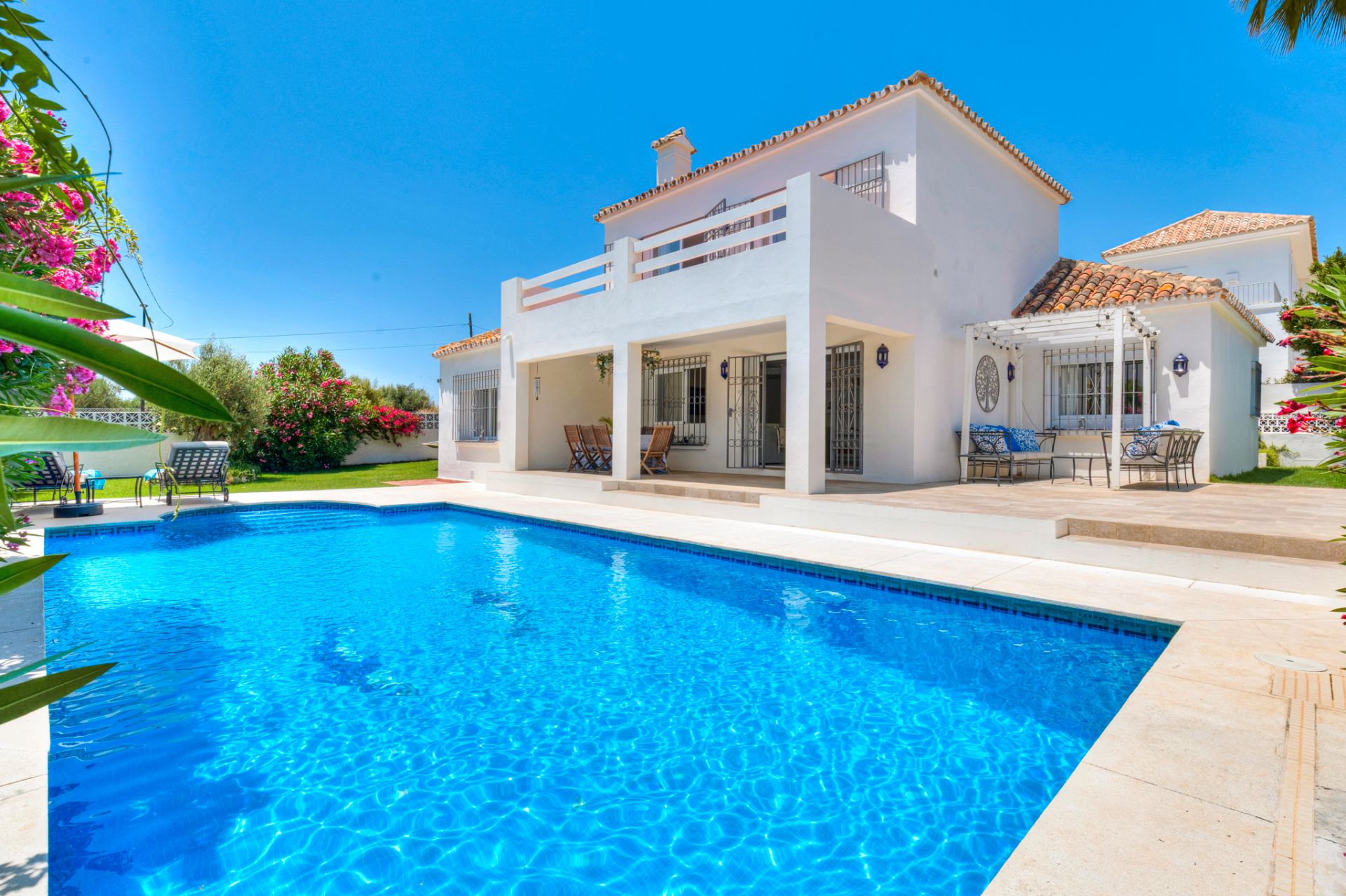 Vista exterior de Casa o xalet en venda en Marbella amb Jardí privat, Terrassa i Traster