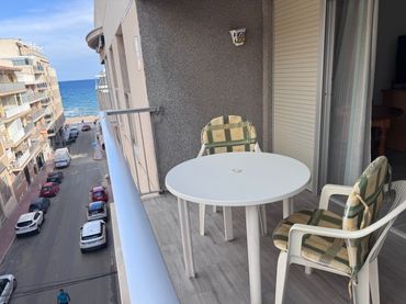 Apartamento con balcón en venta en Guardamar Playa