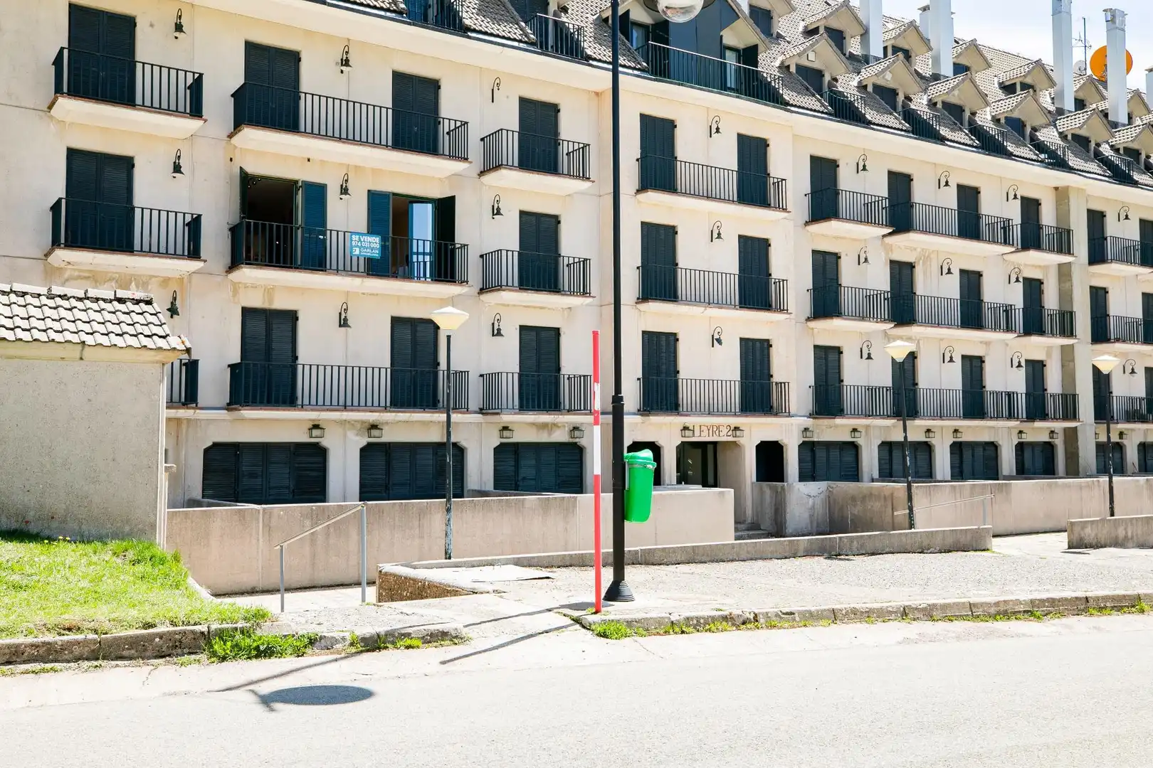 Außenansicht von Wohnung zum Verkauf in Aisa mit Heizung, Terrasse und Abstellraum