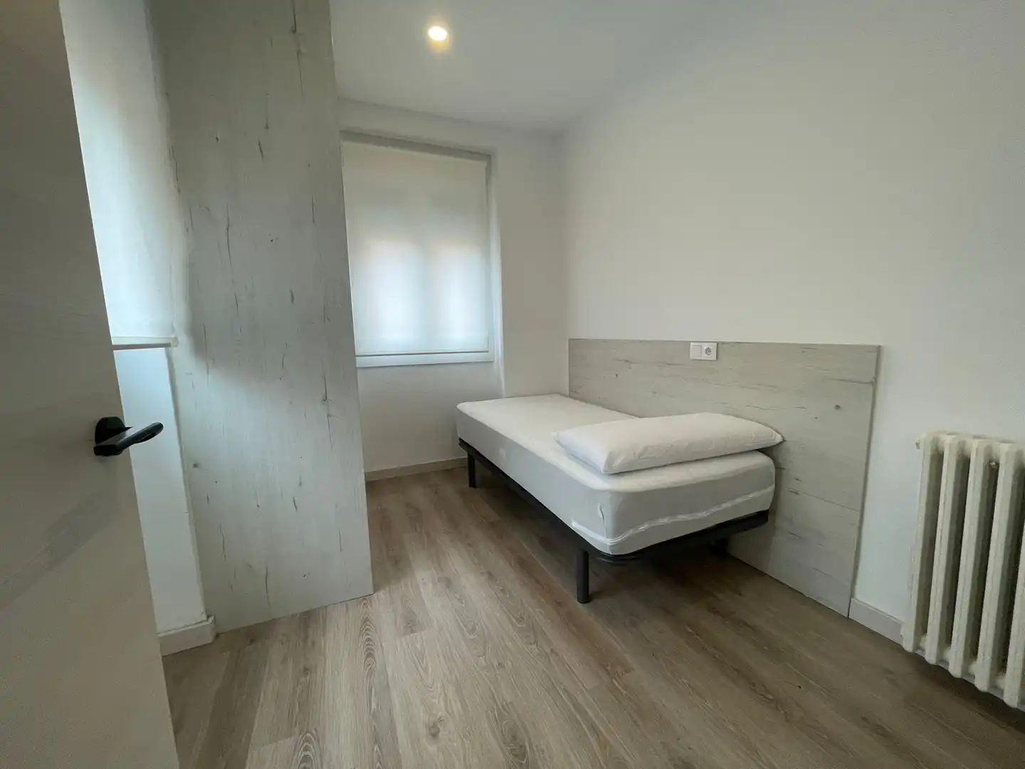 Dormitori de Apartament de lloguer en León Capital  amb Calefacció, Parquet i Moblat