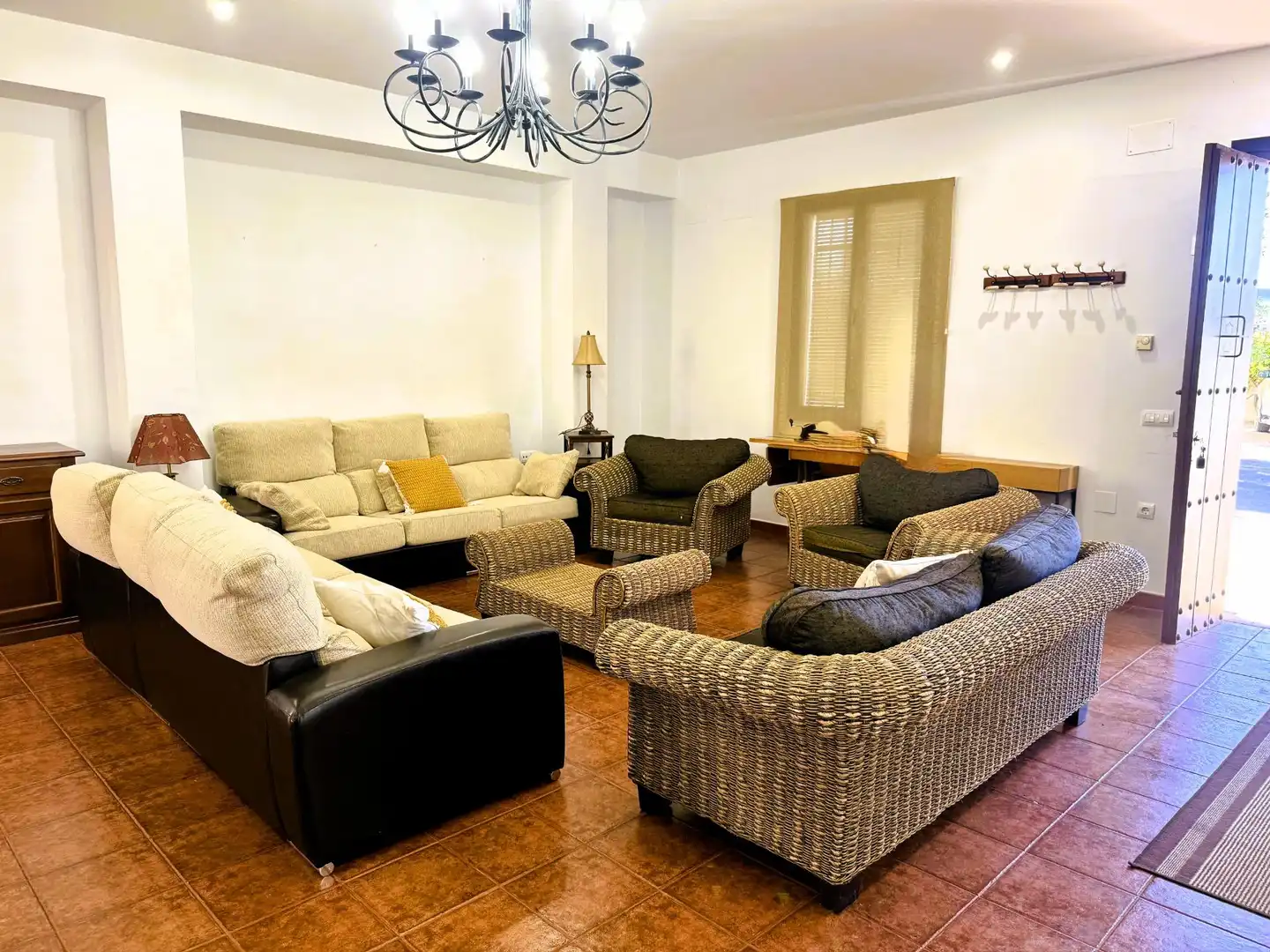 Sala d'estar de Casa o xalet en venda en La Rinconada amb Aire condicionat, Jardí privat i Piscina
