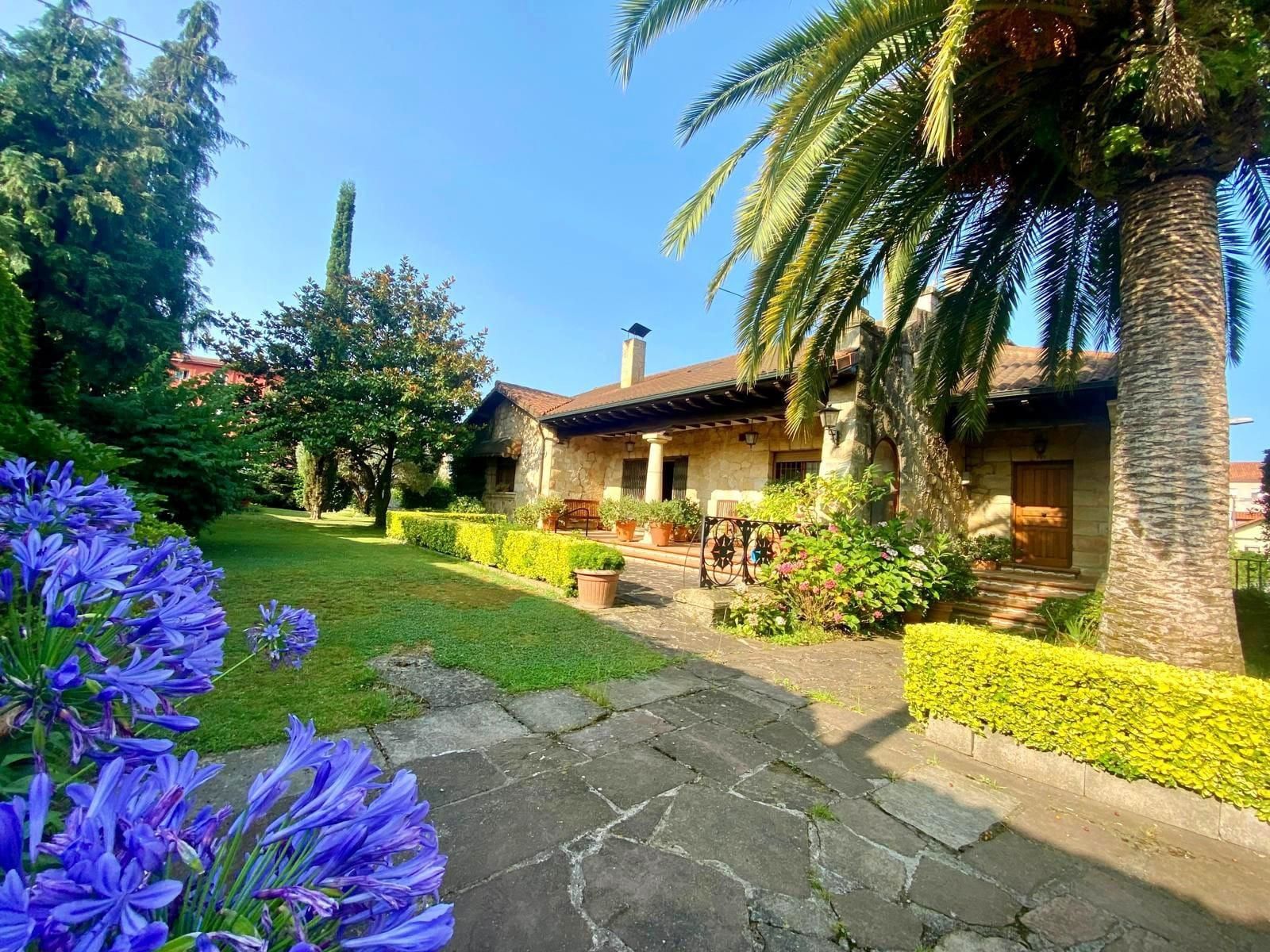 Jardí de Casa o xalet en venda en Torrelavega  amb Calefacció, Jardí privat i Terrassa