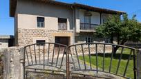 Vista exterior de Casa o xalet en venda en Los Corrales de Buelna  amb Jardí privat i Balcó