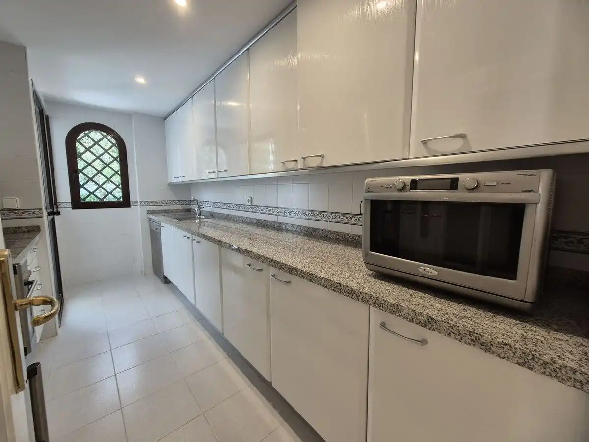 Cuina de Apartament de lloguer en Marbella amb Aire condicionat, Calefacció i Terrassa