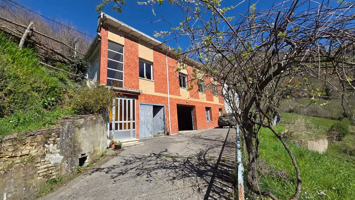 Außenansicht von Haus oder Chalet zum Verkauf in Laviana mit Heizung, Privatgarten und Parkett