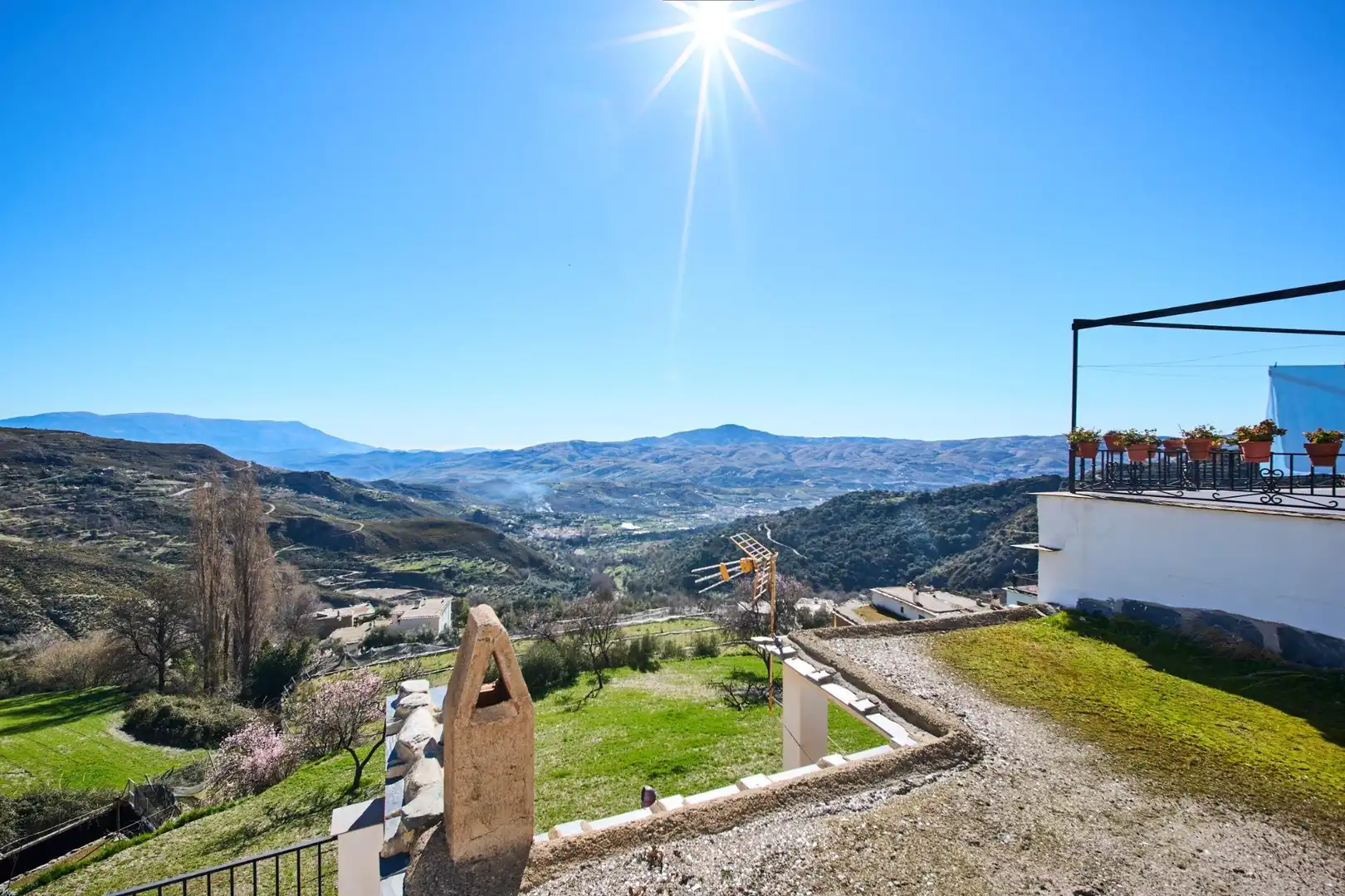 Vista exterior de Casa o xalet en venda en Bérchules amb Aire condicionat, Terrassa i Moblat