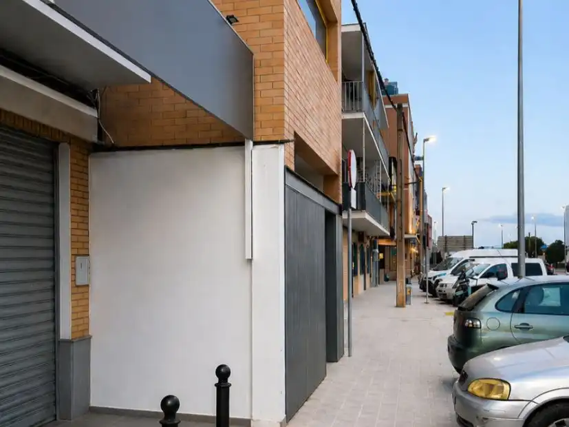 Vista exterior de Local de alquiler en Sevilla con Parquet y Alarma
