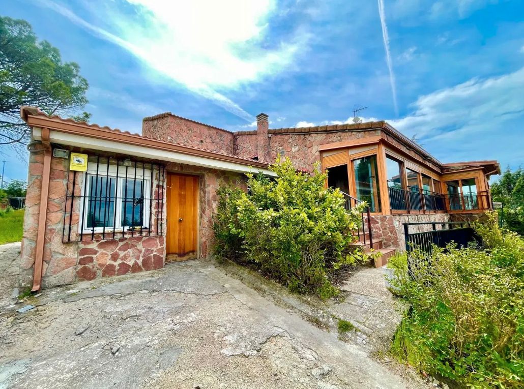 Exterior view of House or chalet for sale in El Espinar  with Heating, Private garden and Terrace
