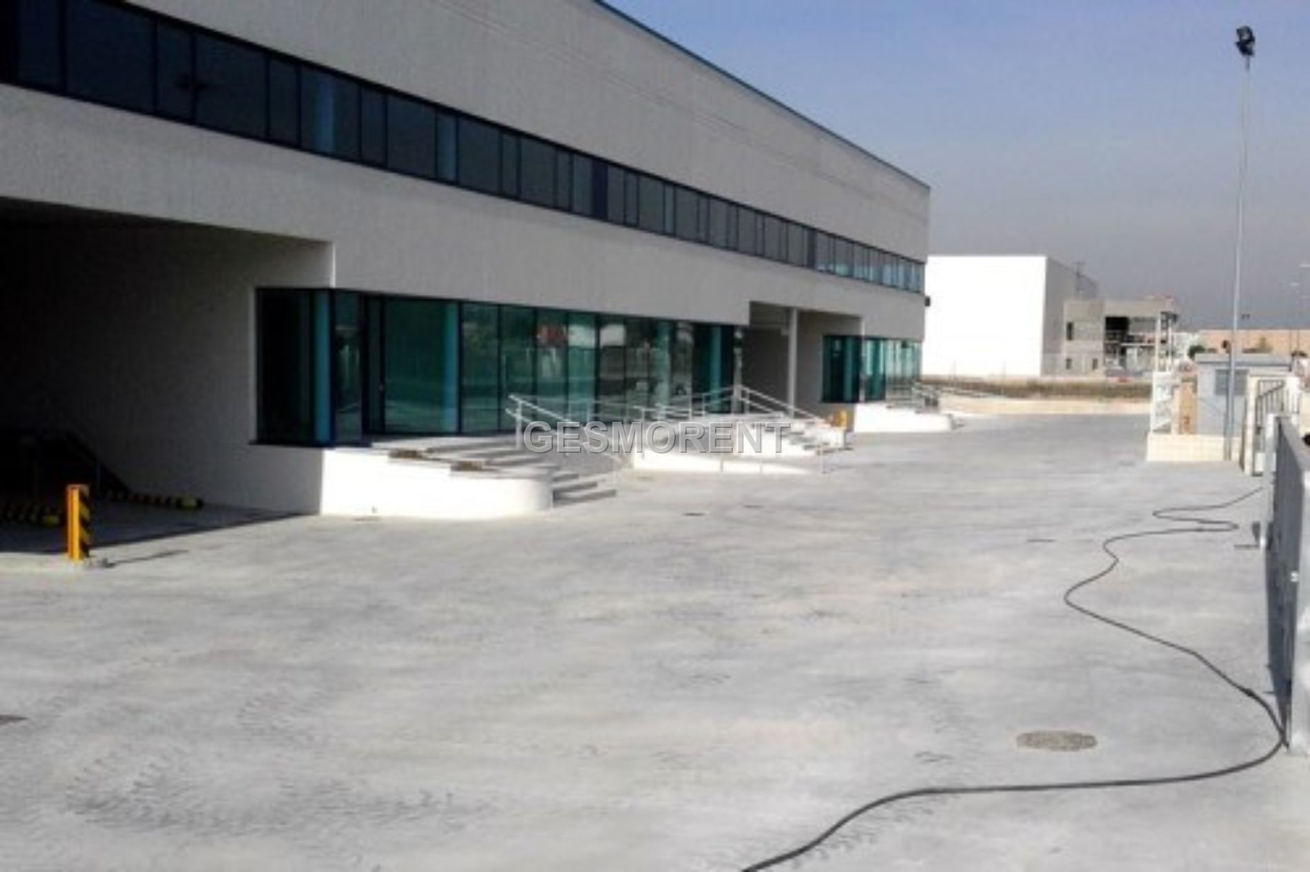 Vista exterior de Nau industrial de lloguer en San Fernando de Henares