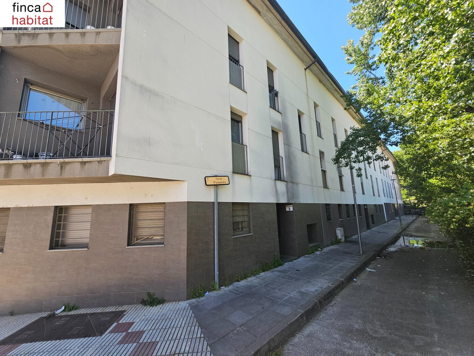 Vista exterior de Pis en venda en Santa Coloma de Farners amb Parquet i Terrassa