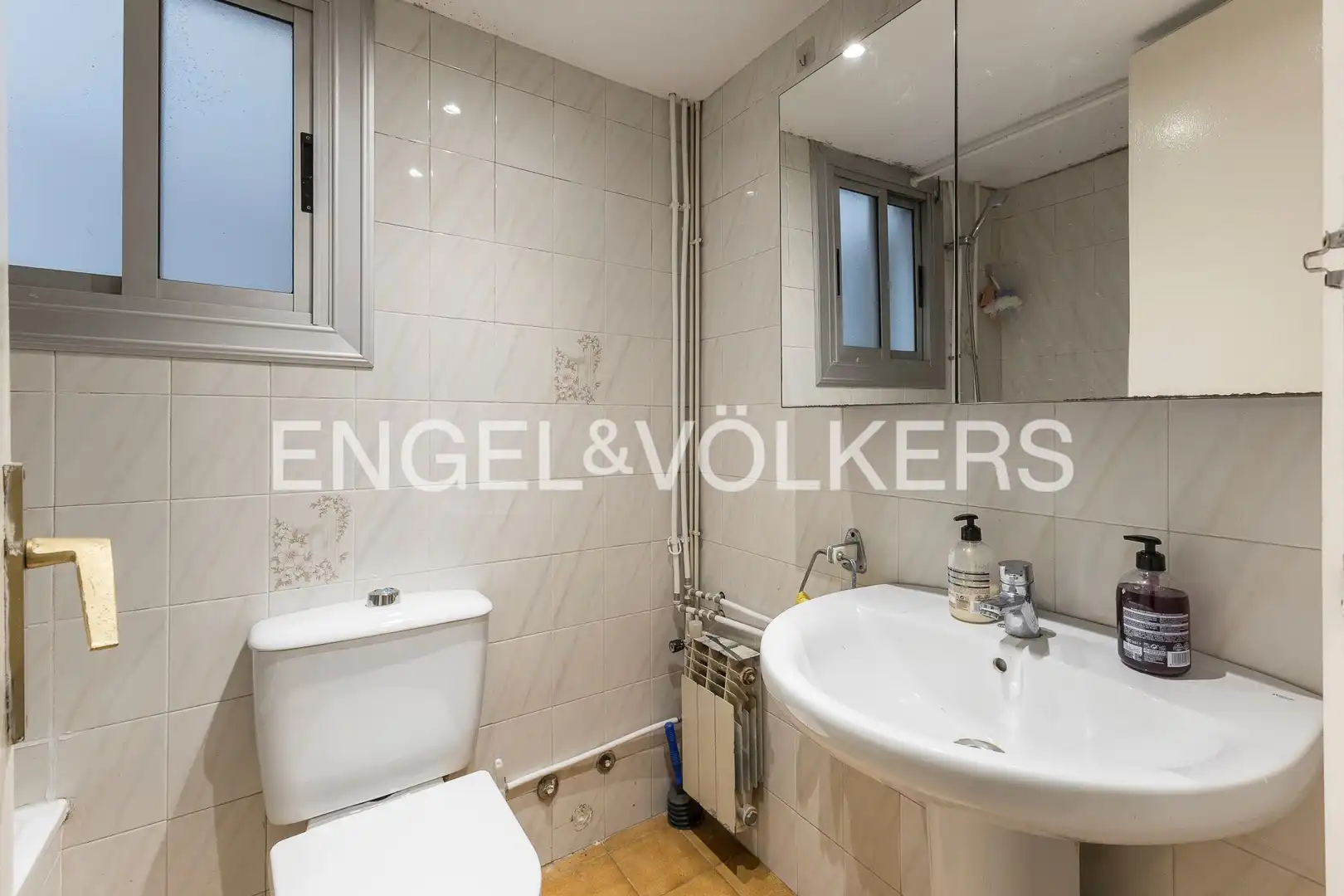 Bathroom of Flat for sale in Barcelona  with Heating