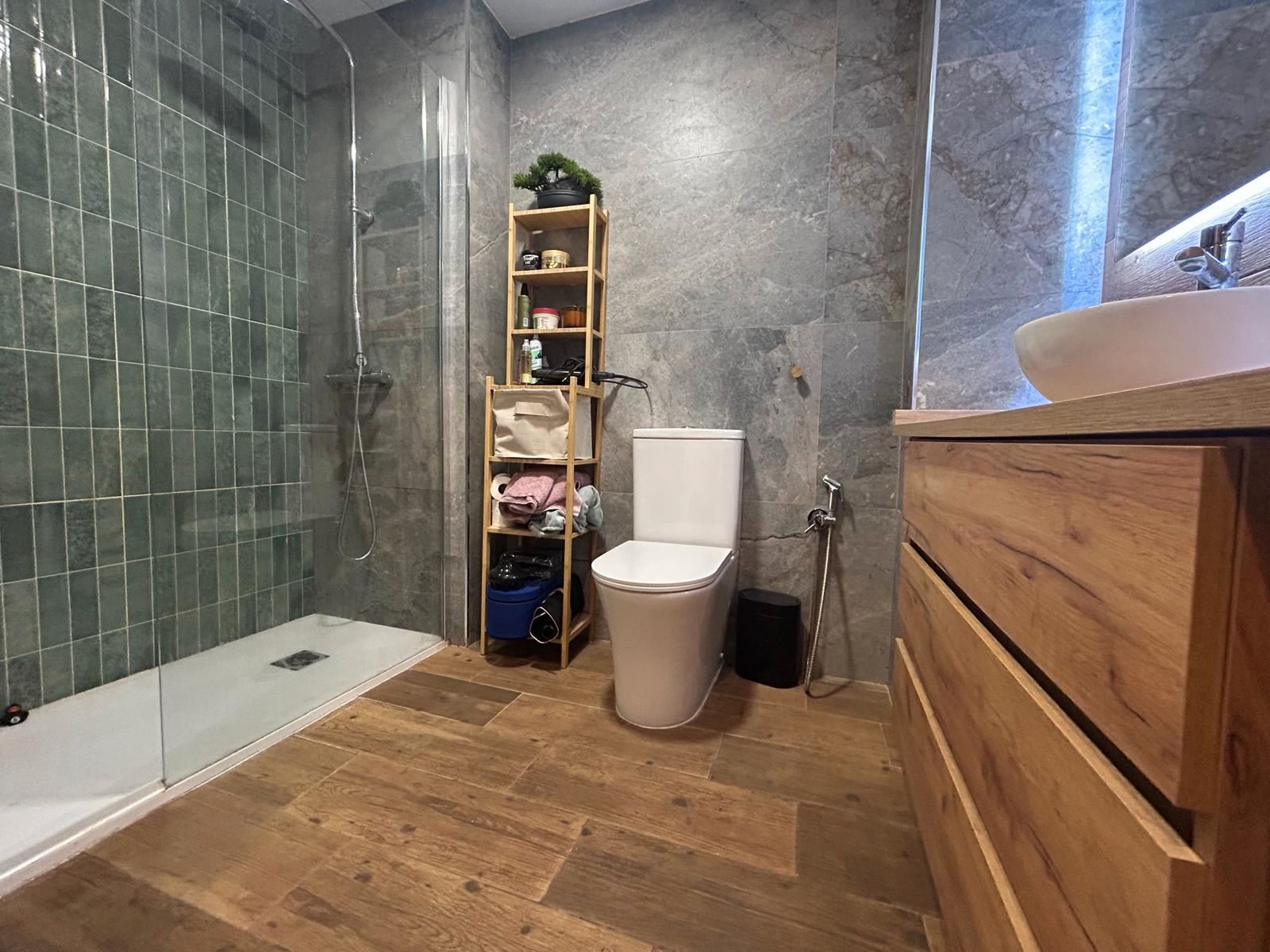 Bathroom of Flat for sale in Alfafar  with Air Conditioner and Terrace