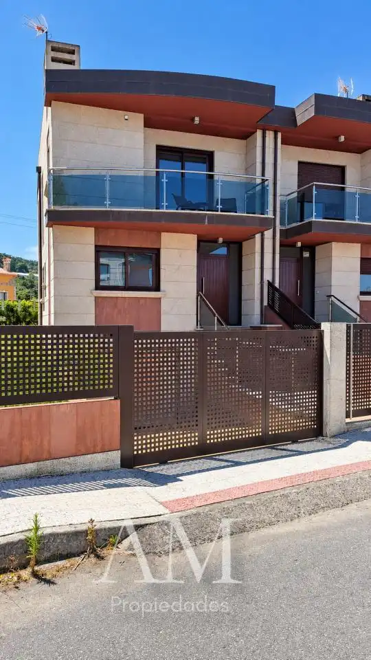 Vista exterior de Casa adosada en venda en Cangas  amb Calefacció, Jardí privat i Terrassa