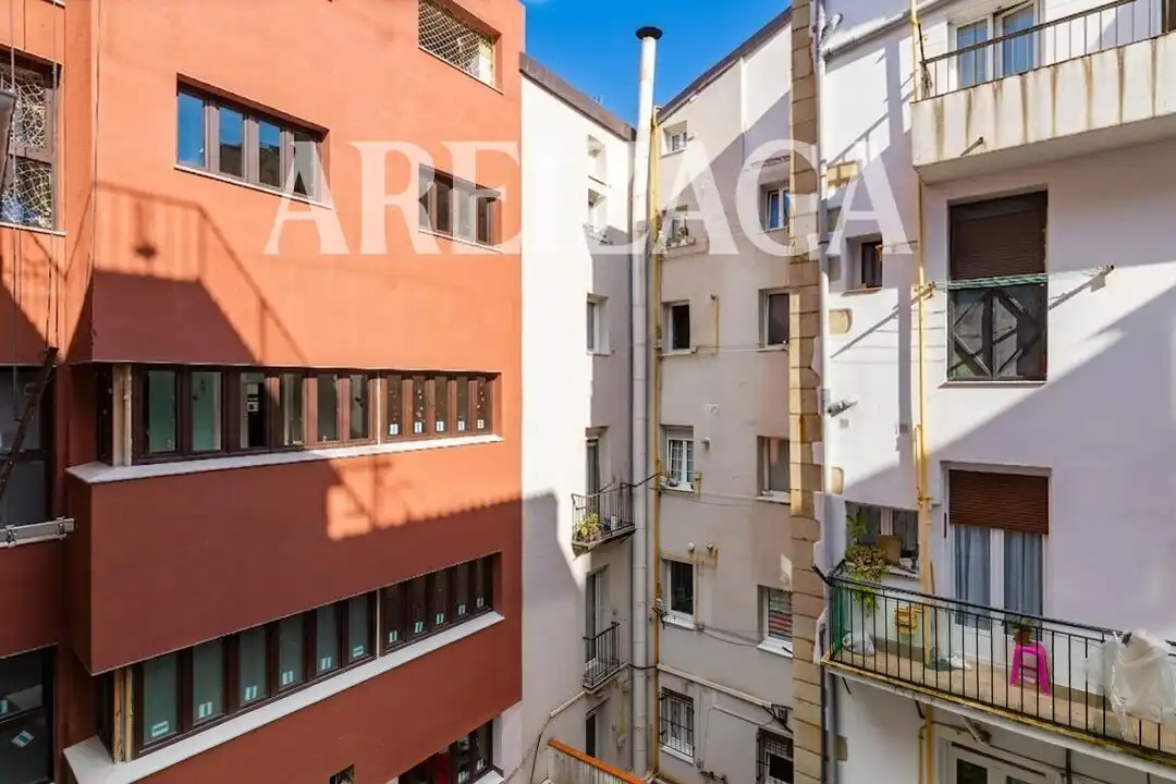 Vista exterior de Pis en venda en Donostia - San Sebastián  amb Balcó