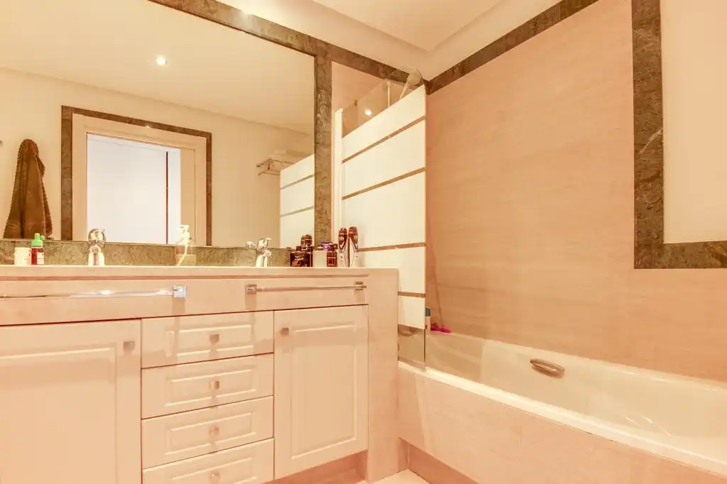 Baño de Planta baja de alquiler en Benahavís con Aire acondicionado, Terraza y Amueblado