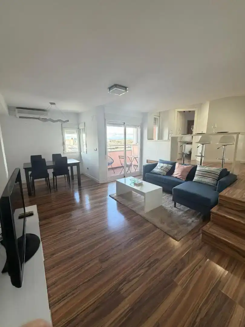 Wohnzimmer von Dachboden zur Miete in Valencia mit Privatgarten, Parkett und Abstellraum