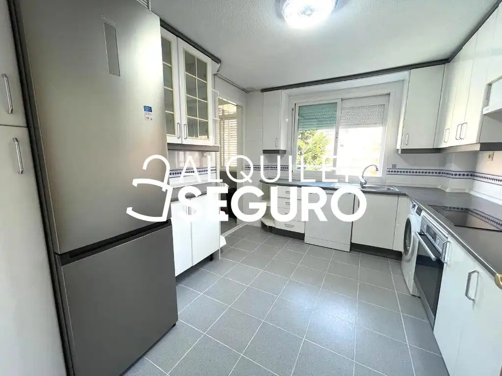 Vista exterior de Piso de alquiler en Madrid con Calefacción y Piscina