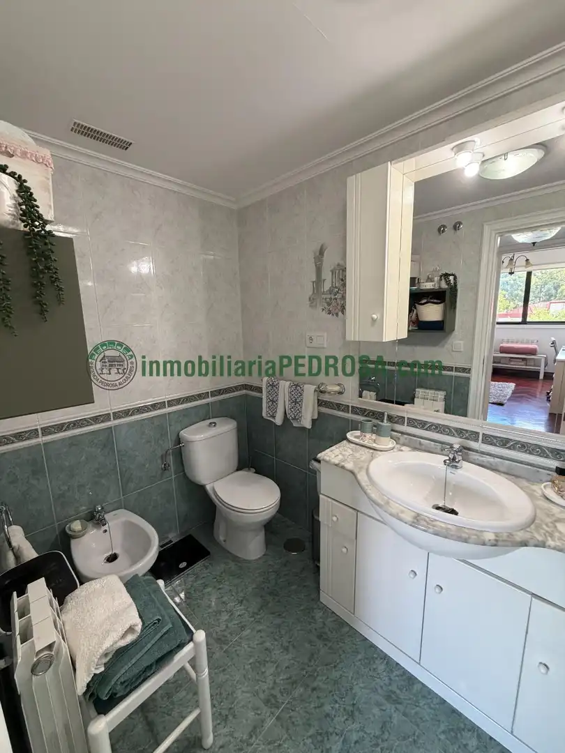 Dormitori de Apartament en venda en Pontevedra Capital  amb Calefacció i Traster