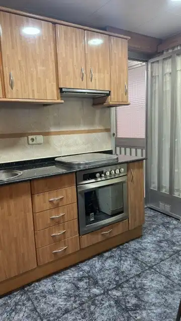 Küche von Wohnung zum Verkauf in Cornellà de Llobregat mit Klimaanlage, Heizung und Ofen