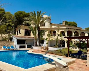 Vista exterior de Casa o xalet de lloguer en Benissa amb Terrassa i Piscina