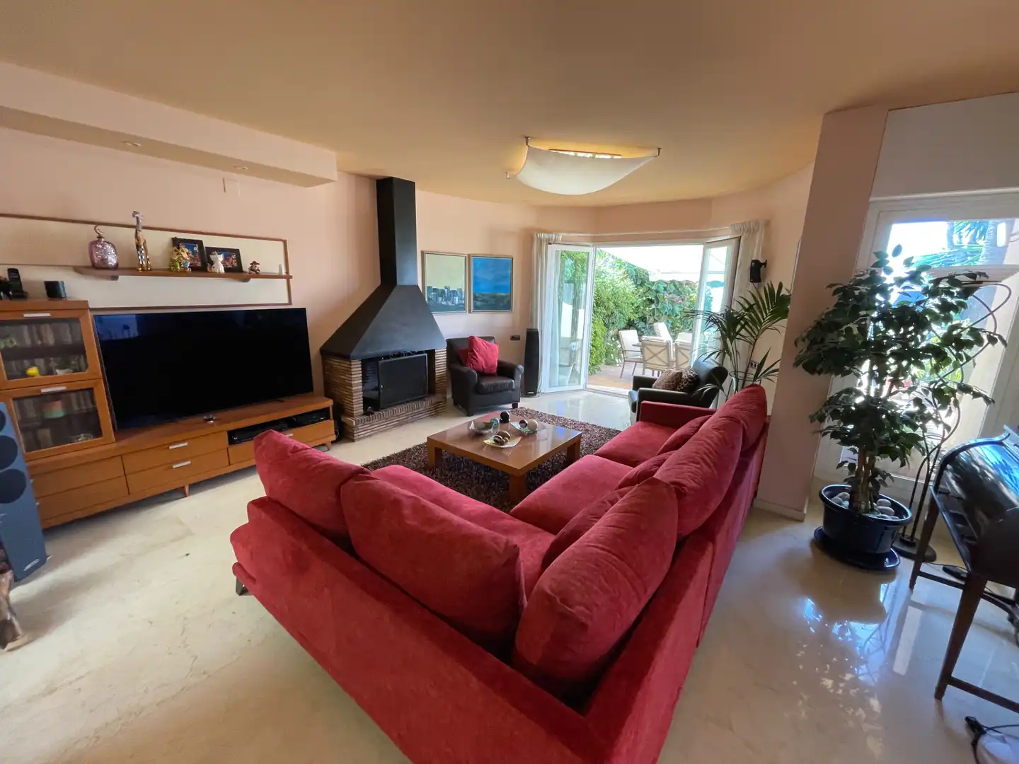 Sala de estar de Casa adosada en venta en Sitges con Aire acondicionado, Calefacción y Jardín privado