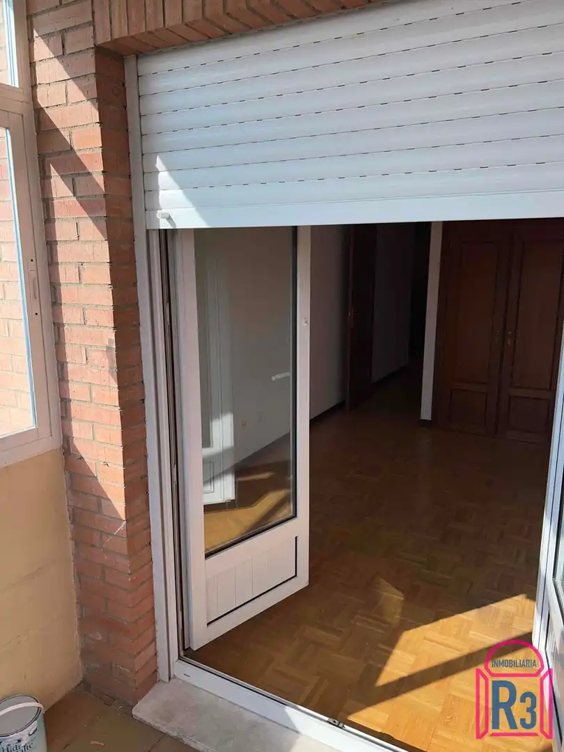 Terrassa de Pis de lloguer en León Capital  amb Calefacció, Terrassa i Traster