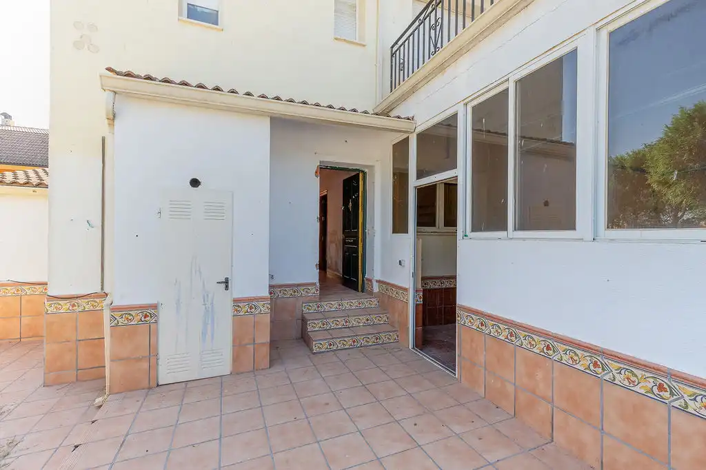 Casa aparellada amb piscina en venda a C/ Veguilla, imagen 3