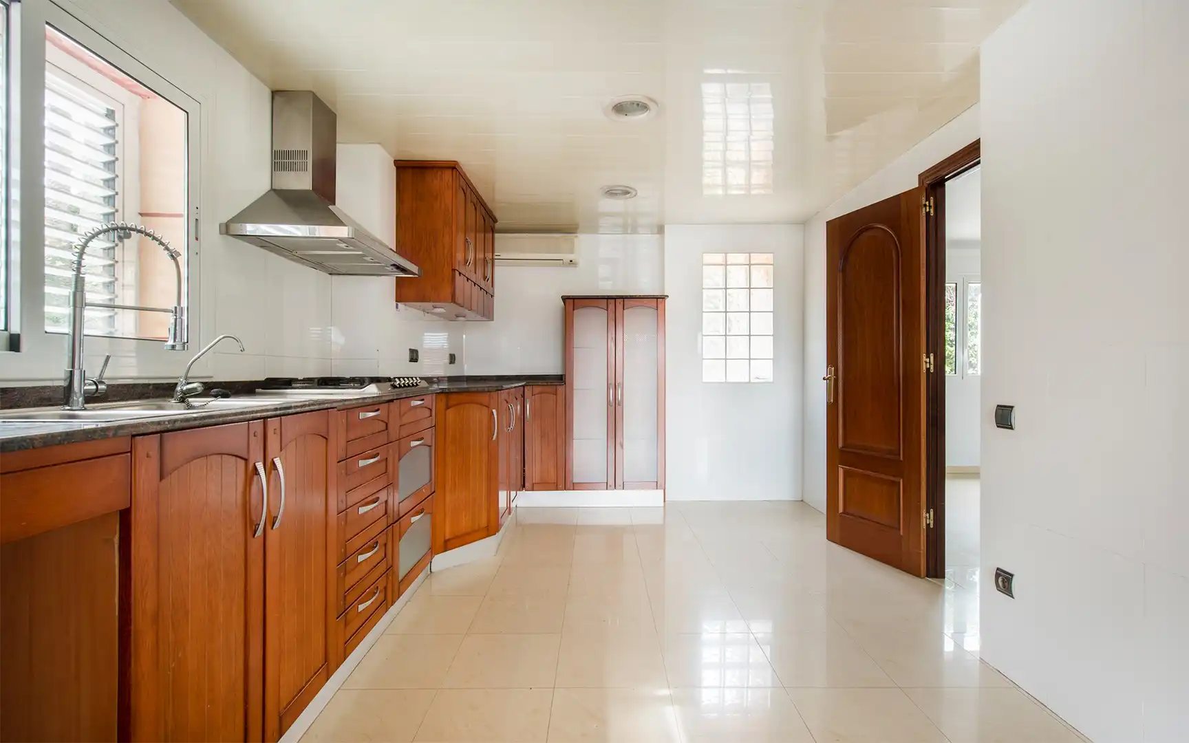 Cocina de Casa o chalet en venta en Sant Boi de Llobregat con Aire acondicionado, Jardín privado y Trastero