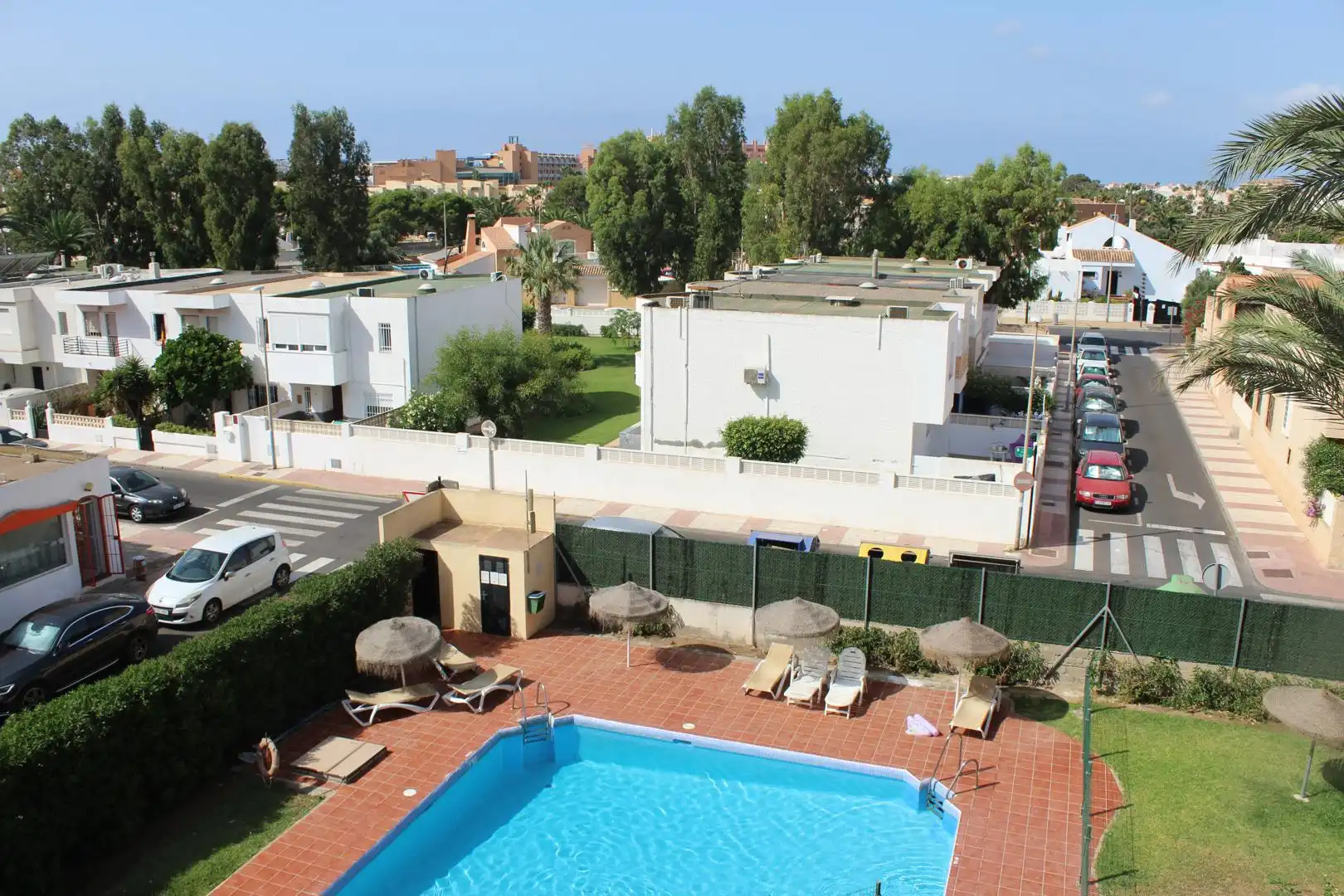 Piscina de Apartamento en venta en Roquetas de Mar con Aire acondicionado, Jardín privado y Piscina