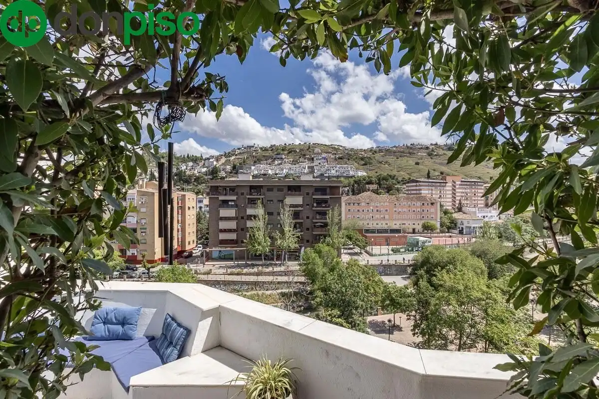 Vista exterior de Casa o xalet en venda en Granada amb Aire condicionat, Calefacció i Terrassa