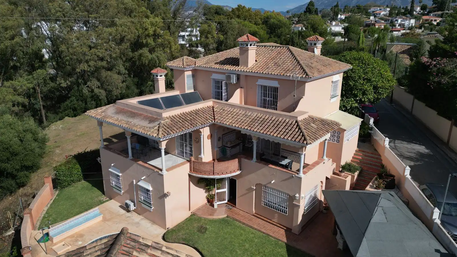 Chalet con piscina en venta en Avenida Pablo Ruiz Picasso 11
